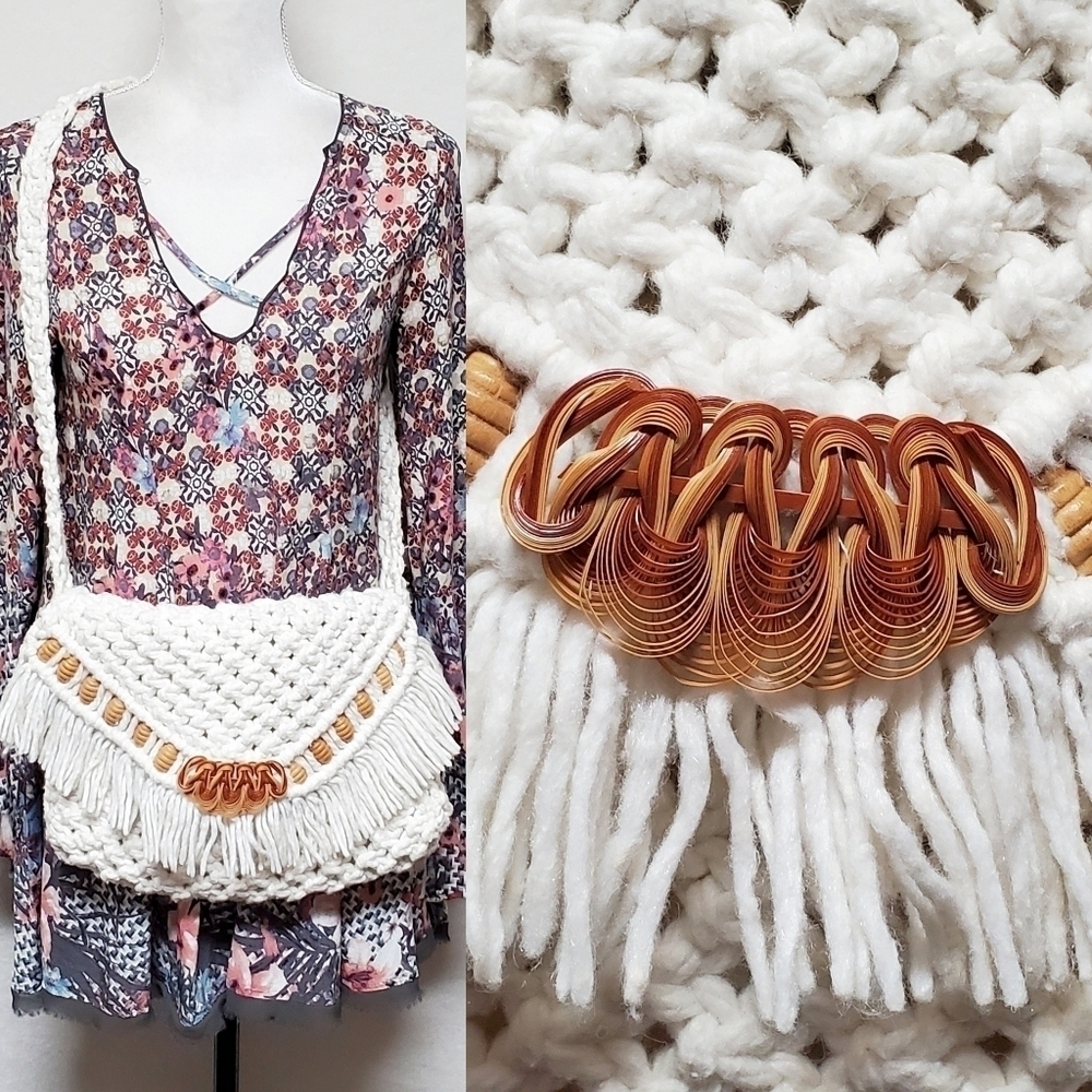 VINTAGE 60s Large White Crochet Wooden Beaded Whicker Eye Fringe Crossbody Purse